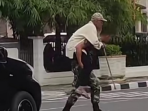 Marinir Gendong Lansia Menyeberang Jalan