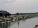 kejadian Viral, Pria Ceburkan Motor ke Sungai